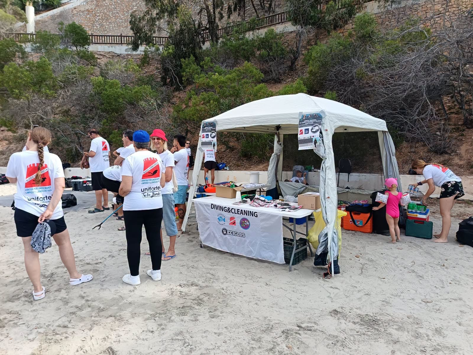 42 voluntarios participan en una jornada de limpieza ambiental en La Caleta en Orihuela y retiran 38 kilos de residuos