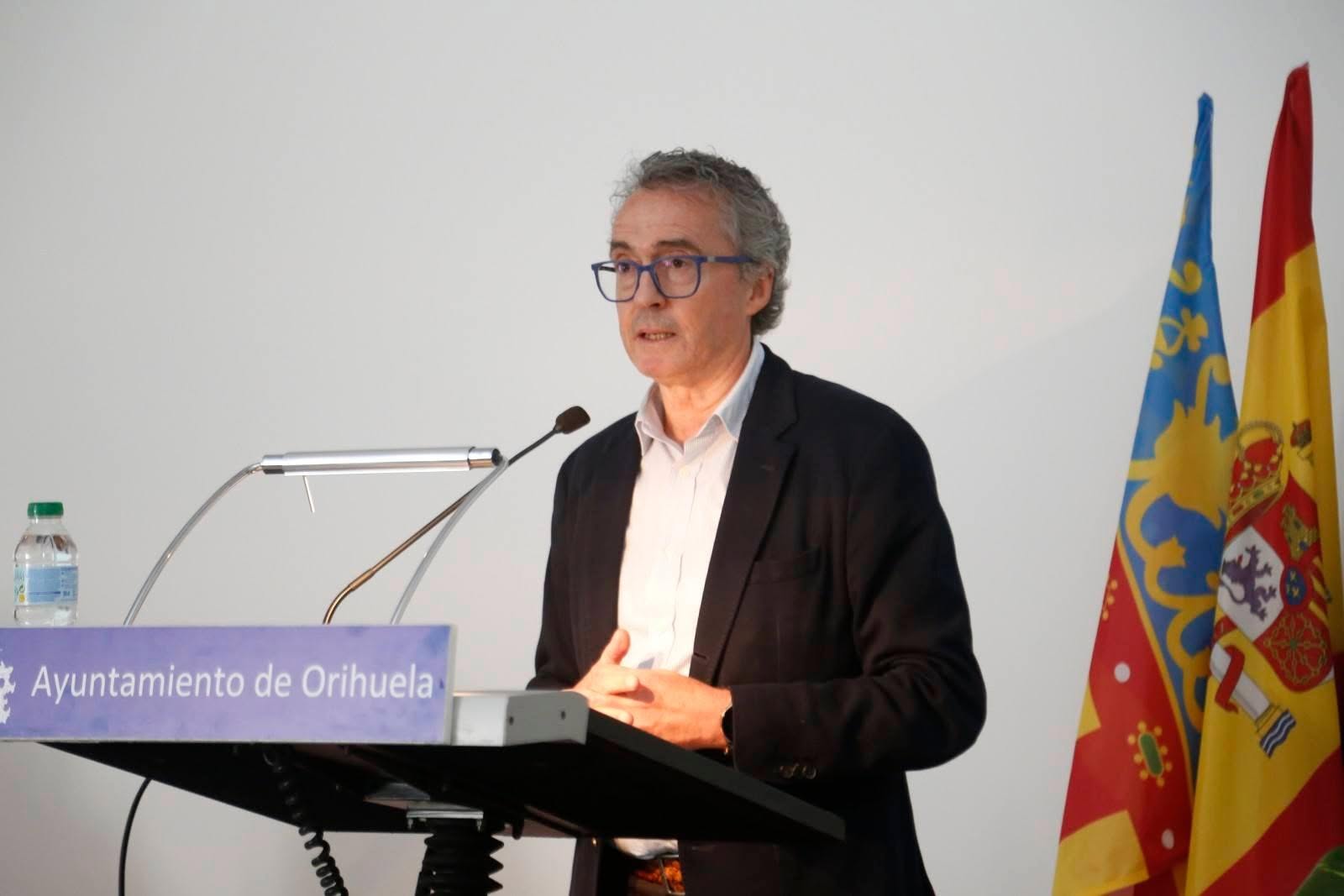 El yacimiento de Los Saladares protagoniza la primera conferencia celebrada en el Centro Cultural Miguel Hernández tras su rehabilitación