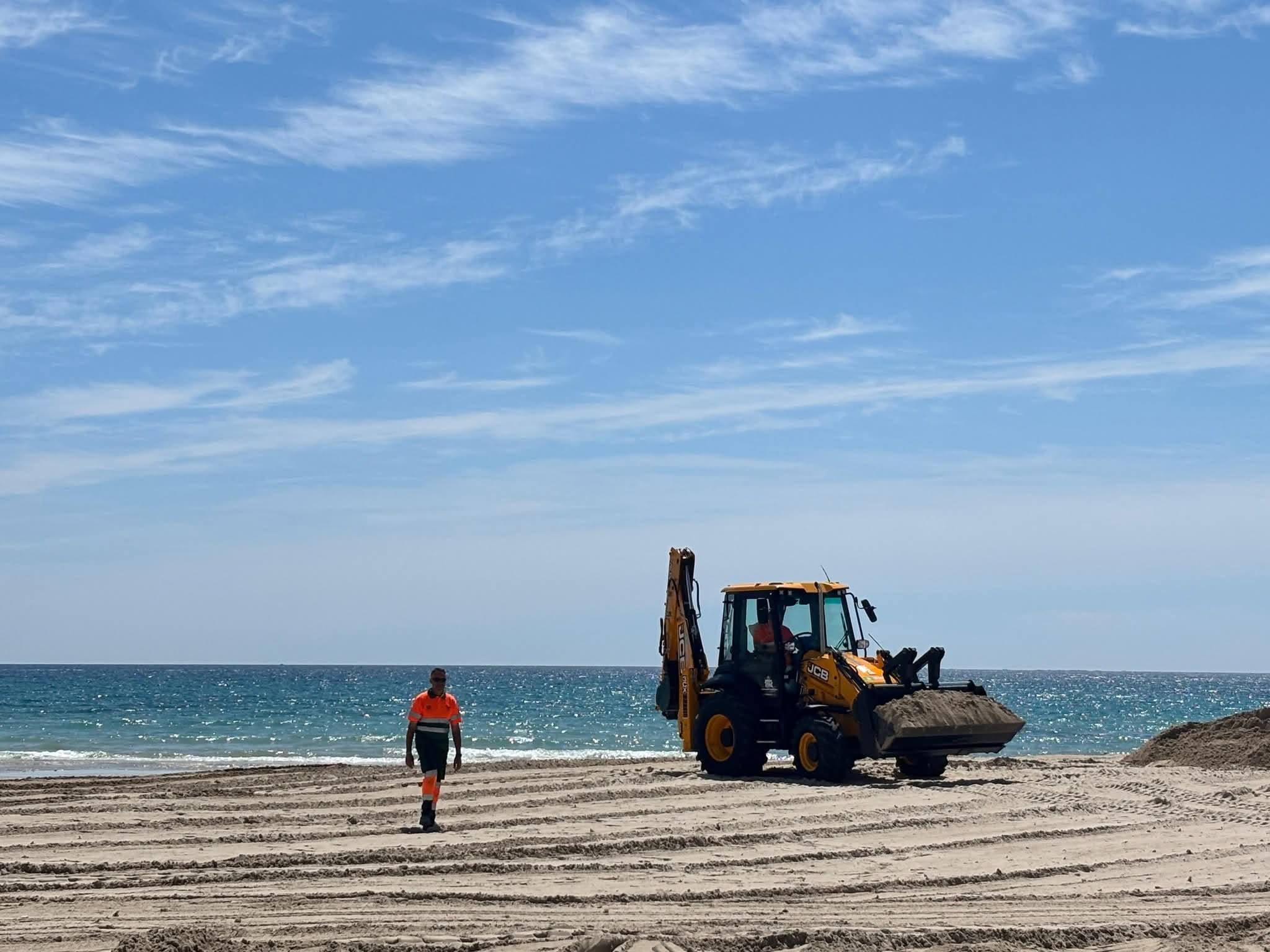 Limpieza viaria y RSU licita el servicio de retirada de posidonia para compatibilizar la conservación del litoral y el disfrute de las playas