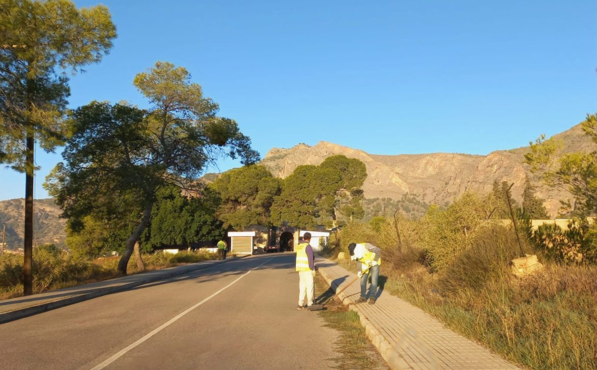 Foto trabajadores agrarios acceso cementerio
