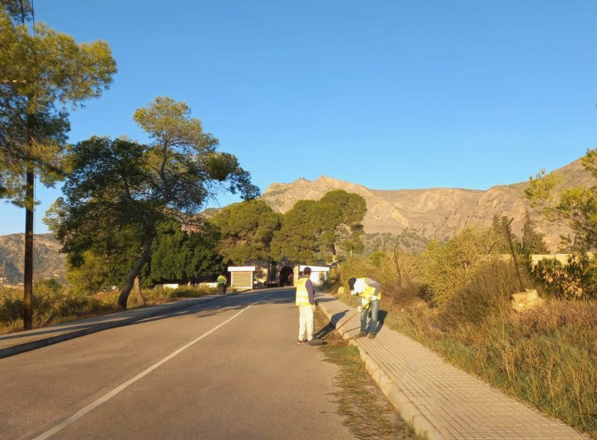 Foto trabajadores agrarios acceso cementerio
